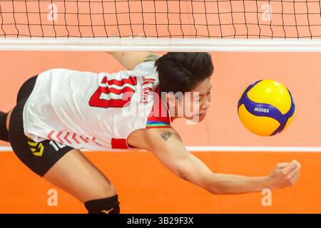 Pasig City, Philippines. 27 avril 2025. Le Nhu Anh du Viêt Nam VTV Binh Dien long an participe au match final entre le Kazakhstan Zhetysu VC et le Viêt Nam VTV Binh Dien long an à la Ligue des champions de volleyball féminin de l'AVC à Pasig City, Philippines, le 27 avril 2025. Crédit : Rouelle Umali/Xinhua/Alamy Live News Banque D'Images