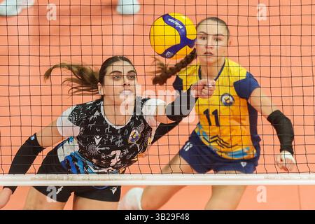 Pasig City, Philippines. 27 avril 2025. Yuliia Dymar (G) et Mariya Syrygina, du Kazakhstan Zhetysu VC, s'affrontent lors du match final entre le Kazakhstan Zhetysu VC et le Vietnam VTV Binh Dien long an à la Ligue des champions de volleyball féminin de l'AVC à Pasig City, Philippines, le 27 avril 2025. Crédit : Rouelle Umali/Xinhua/Alamy Live News Banque D'Images
