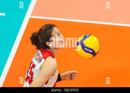Pasig City, Philippines. 27 avril 2025. VI Thi Nhu Quynh du Vietnam VTV Binh Dien long an participe au match final entre le Kazakhstan Zhetysu VC et le Vietnam VTV Binh Dien long an à la Ligue des champions de volleyball féminin de l'AVC à Pasig City, Philippines, le 27 avril 2025. Crédit : Rouelle Umali/Xinhua/Alamy Live News Banque D'Images