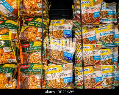 Italie - 21 avril 2025 : soupes surgelées de différents types et diverses légumineuses de marque Findus et Orogel dans le comptoir réfrigéré à vendre en superm italien Banque D'Images