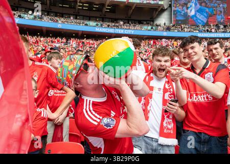 Stade de Wembley, Londres, Royaume-Uni, le 27 avril 2025. Londres, Royaume-Uni. 27 avril 2025. Les fans de Nottingham Forest avant le match de demi-finale du Nottingham Forest FC contre Manchester City FC Emirates FA Cup au stade de Wembley, Londres, Royaume-Uni le 27 avril 2025 crédit : Ian Stephen/Every second Media crédit : Every second Media/Alamy Live News Banque D'Images