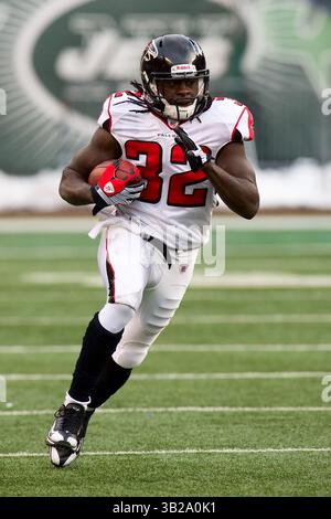 Dec. 20, 2009 - East Rutherford, New Jersey, États-Unis - 20 décembre 2009 : Atlanta Falcons Running back Jerious Norwood (32) courant avec le ballon pendant le match entre les Atlanta Falcons et les New York jets au Giants Stadium à East Rutherford, New Jersey. Les Falcons ont battu les jets lors d'une passe de touchdown tardive pour gagner, 10-7.(image crédit : © Chris Szagola/Cal Sport Media/ZUMApress.com) Banque D'Images