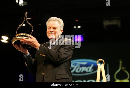 Derrick Kuzak, vice-président du groupe, Ford Global Product Development, présente le prix de voiture de l'année décerné par Motor Trend pour la Ford fusion 2010 au siège social mondial de Ford à Dearborn, Michèle. Mardi 17 novembre 2009. ANDRE J. JACKSON/Detroit Free Press. (Crédit image : © Detroit Free Press/ZUMApress.com) Banque D'Images