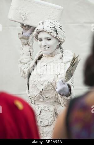 15 novembre 2009 - Miami, Floride, États-Unis - Un artiste de rue joue devant le public à la Miami Book Fair International au Miami-Dade College à Miami, Floride. (Crédit image : © Mitchell Zachs/ZUMA Press) Banque D'Images