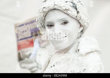 15 novembre 2009 - Miami, Floride, États-Unis - Un artiste de rue joue devant le public à la Miami Book Fair International au Miami-Dade College à Miami, Floride. (Crédit image : © Mitchell Zachs/ZUMA Press) Banque D'Images