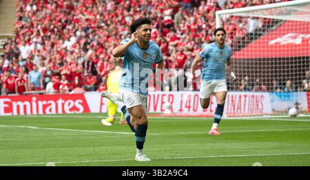 Londres, Royaume-Uni. 27 avril 2025. Rico Lewis de Manchester City célèbre après avoir marqué le 1er but de son équipe. La demi-finale de la FA Cup Emirates, Nottingham Forest v Manchester City au stade de Wembley à Londres le dimanche 27 avril 2025. Usage éditorial exclusif. photo by Sandra MailerAndrew Orchard Sports Photography/Alamy Live News crédit : Andrew Orchard Sports Photography/Alamy Live News Banque D'Images