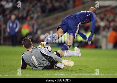 14 novembre 2009 : Shay Given (République d'Irlande) et Nicolas Anelka (France) en action. République d'Irlande v France, Coupe du monde FIFA 2010 Play Off, première étape. Croke Park. Dublin, Irlande. Aindreas Lynch / CSM (crédit image : © Aindreas Lynch/Cal Sport Media/ZUMApress.com) Banque D'Images