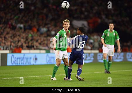 14 novembre 2009 : Kevin Doyle (République d'Irlande) et Patrice Evra (France) en action. République d'Irlande v France, Coupe du monde FIFA 2010 Play Off, première étape. Croke Park. Dublin, Irlande. Aindreas Lynch / CSM (crédit image : © Aindreas Lynch/Cal Sport Media/ZUMApress.com) Banque D'Images