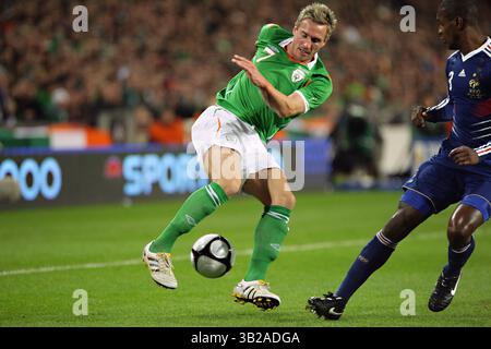 14 novembre 2009 : Liam Lawrence (République d'Irlande) et Eirc Abidal (France) en action. République d'Irlande v France, Coupe du monde FIFA 2010 Play Off, première étape. Croke Park. Dublin, Irlande. Aindreas Lynch / CSM (crédit image : © Aindreas Lynch/Cal Sport Media/ZUMApress.com) Banque D'Images