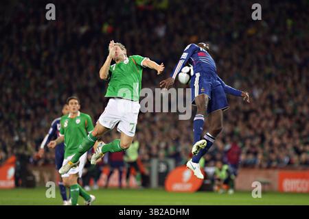 14 novembre 2009 : Liam Lawrence (République d'Irlande) et Alou Diarra (France) en action. République d'Irlande v France, Coupe du monde FIFA 2010 Play Off, première étape. Croke Park. Dublin, Irlande. Aindreas Lynch / CSM (crédit image : © Aindreas Lynch/Cal Sport Media/ZUMApress.com) Banque D'Images
