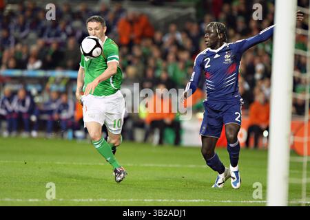 14 novembre 2009 : Robbie Keane (Capt. )(République d'Irlande) et Bacary Sagna (France) en action. République d'Irlande v France, Coupe du monde FIFA 2010 Play Off, première étape. Croke Park. Dublin, Irlande. Aindreas Lynch / CSM (crédit image : © Aindreas Lynch/Cal Sport Media/ZUMApress.com) Banque D'Images
