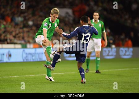 14 novembre 2009 : Kevin Doyle (République d'Irlande) et Patrice Evra (France) en action. République d'Irlande v France, Coupe du monde FIFA 2010 Play Off, première étape. Croke Park. Dublin, Irlande. Aindreas Lynch / CSM (crédit image : © Aindreas Lynch/Cal Sport Media/ZUMApress.com) Banque D'Images