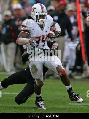 14 novembre 2009 : Hokies Tailback Ryan Williams #34 s'éloigne de la défense des Terrapins lors de la défaite des Terrapins 36-9 de l'Université du Maryland contre le match de football universitaire Virginia Tech Hokies NCAA au stade Chase Bank à College Park, Maryland. (Crédit image : © Mitch Stringer/Cal Sport Media/ZUMApress.com) Banque D'Images