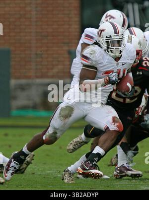 14 novembre 2009 : Hokies Tailback Ryan Williams #34 s'éloigne de la défense des Terrapins lors de la défaite des Terrapins 36-9 de l'Université du Maryland contre le match de football universitaire Virginia Tech Hokies NCAA au stade Chase Bank à College Park, Maryland. (Crédit image : © Mitch Stringer/Cal Sport Media/ZUMApress.com) Banque D'Images