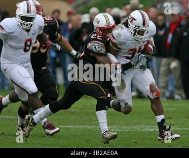 14 novembre 2009 : Hokies Tailback Ryan Williams #34 s'éloigne de la défense des Terrapins lors de la défaite des Terrapins 36-9 de l'Université du Maryland contre le match de football universitaire Virginia Tech Hokies NCAA au stade Chase Bank à College Park, Maryland. (Crédit image : © Mitch Stringer/Cal Sport Media/ZUMApress.com) Banque D'Images