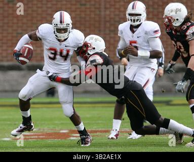 14 novembre 2009 : Hokies Tailback Ryan Williams #34 s'éloigne de la défense des Terrapins lors de la défaite des Terrapins 36-9 de l'Université du Maryland contre le match de football universitaire Virginia Tech Hokies NCAA au stade Chase Bank à College Park, Maryland. (Crédit image : © Mitch Stringer/Cal Sport Media/ZUMApress.com) Banque D'Images