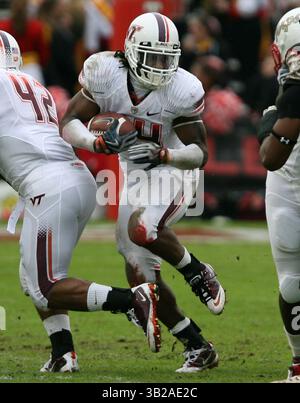 14 novembre 2009 : Hokies Tailback Ryan Williams #34 traverse la ligne lors de la défaite 36-9 des Terrapins de l'Université du Maryland contre le match de football universitaire Virginia Tech Hokies NCAA au Chase Bank Stadium à College Park, Maryland. (Crédit image : © Mitch Stringer/Cal Sport Media/ZUMApress.com) Banque D'Images