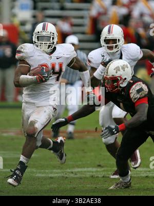 14 novembre 2009 : Hokies Tailback Ryan Williams #34 lors de la défaite 36-9 des Terrapins de l'Université du Maryland contre le match de football universitaire Virginia Tech Hokies NCAA au stade Chase Bank à College Park, Maryland. (Crédit image : © Mitch Stringer/Cal Sport Media/ZUMApress.com) Banque D'Images