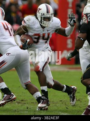 14 novembre 2009 : Hokies Tailback Ryan Williams #34 traverse la ligne lors de la défaite 36-9 des Terrapins de l'Université du Maryland contre le match de football universitaire Virginia Tech Hokies NCAA au Chase Bank Stadium à College Park, Maryland. (Crédit image : © Mitch Stringer/Cal Sport Media/ZUMApress.com) Banque D'Images
