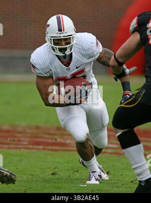 14 novembre 2009 : Hokies Tailback Josh Oglesby #25 lors de la défaite 36-9 des Terrapins de l'Université du Maryland contre le match de football universitaire Virginia Tech Hokies NCAA au stade Chase Bank à College Park, Maryland. (Crédit image : © Mitch Stringer/Cal Sport Media/ZUMApress.com) Banque D'Images