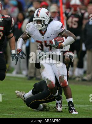 14 novembre 2009 : Hokies Tailback Ryan Williams #34 s'éloigne de la défense des Terrapins lors de la défaite des Terrapins 36-9 de l'Université du Maryland contre le match de football universitaire Virginia Tech Hokies NCAA au stade Chase Bank à College Park, Maryland. (Crédit image : © Mitch Stringer/Cal Sport Media/ZUMApress.com) Banque D'Images