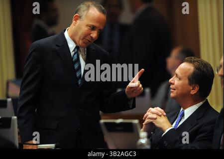 Le président du Sénat d'État, Pro TEM Darrell Steinberg, à gauche, s'entretient avec le leader républicain du Sénat, Dennis Hollingsworth, alors que le sénat se réunit jeudi pour débattre d'un ensemble de mesures pénitentiaires permettant d'économiser de l'argent. (Crédit image : © Sacramento Bee/ZUMA Press) Banque D'Images