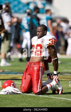 08 novembre 2009 : sécurité des Chiefs de Kansas City DaJuan Morgan (38 ans) se réchauffe avant le début de la rencontre entre les AFC West Kansas City Chiefs et les AFC South Jacksonville Jaguars au Jacksonville Municipal Stadium à Jacksonville, en Floride. (Crédit image : © Gray Quetti/Cal Sport Media/ZUMApress.com) Banque D'Images