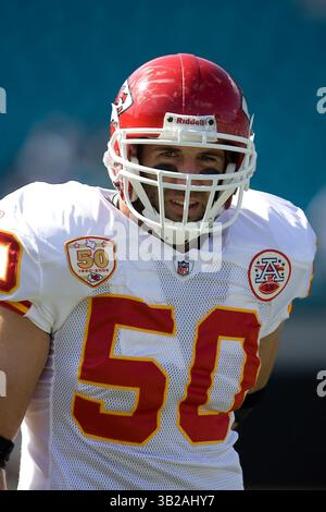 8 novembre 2009 : Mike Vrabel (50), linebacker des Kansas City Chiefs, se réchauffe avant le début de l'action entre les AFC West Kansas City Chiefs et les AFC South Jacksonville Jaguars au Jacksonville Municipal Stadium à Jacksonville, en Floride. (Crédit image : © Gray Quetti/Cal Sport Media/ZUMApress.com) Banque D'Images