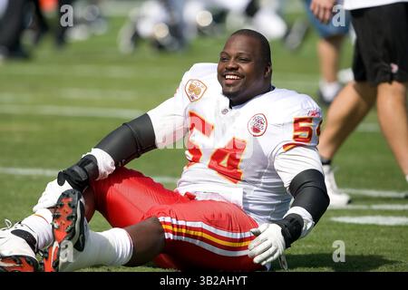 08 novembre 2009 : le garde Brian Waters (54 ans) des Kansas City Chiefs se réchauffe avant le début de l'action entre les AFC West Kansas City Chiefs et les AFC South Jacksonville Jaguars au Jacksonville Municipal Stadium à Jacksonville, en Floride. (Crédit image : © Gray Quetti/Cal Sport Media/ZUMApress.com) Banque D'Images