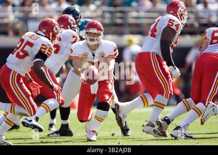 8 novembre 2009 : Matt Cassel (7 ans), le quarterback des Chiefs de Kansas City, passe à Jamaal Charles (25 ans) pendant la première mi-temps entre les Chiefs de Kansas City et les Jaguars de Jacksonville South de Jacksonville au stade municipal de Jacksonville à Jacksonville, en Floride. (Crédit image : © Gray Quetti/Cal Sport Media/ZUMApress.com) Banque D'Images