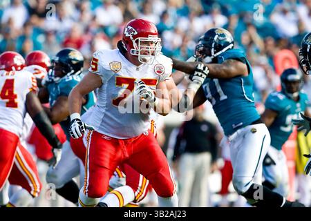 8 novembre 2009 : les Chiefs de Kansas City gardent Ryan O'Callaghan (75) lors d'une action entre les Chiefs de l'AFC West Kansas City et les Jaguars de l'AFC South Jacksonville au stade municipal de Jacksonville à Jacksonville, en Floride. Jacksonville a battu Kansas City 24-21.(image crédit : © Gray Quetti/Cal Sport Media/ZUMApress.com) Banque D'Images