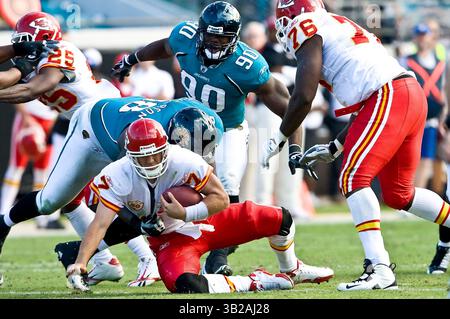 8 novembre 2009 : le Jacksonville Jaguars Defensive Tackle John Henderson (98) met le quarterback Matt Cassel (7) des Kansas City Chiefs lors d'une action entre les AFC West Kansas City Chiefs et les AFC South Jacksonville Jaguars au Jacksonville Municipal Stadium de Jacksonville, en Floride. Jacksonville a battu Kansas City 24-21.(image crédit : © Gray Quetti/Cal Sport Media/ZUMApress.com) Banque D'Images