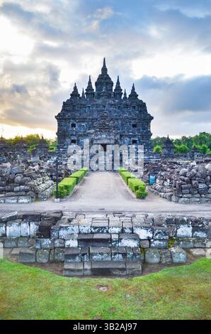 Candi Plaosan Lor. Un majestueux complexe bouddhiste du IXe siècle dans le centre de Java, où des temples jumeaux et des sculptures complexes révèlent une harmonie spirituelle ancienne Banque D'Images