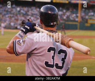 18 août 2009 : le rival des Yankees Nick Swisher # 33 en action pendant le match entre les Oakland Athletics et les New York Yankees au Oakland-Alameda County Coliseum à Oakland en Californie. Le A est perdu contre les Yankees 7-2. Jeff Trouette/Cal Sport Media (image crédit : © Jeff Trouette/Cal Sport Media/ZUMA Press) Banque D'Images