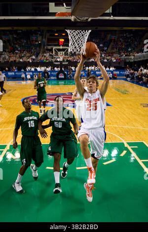 27 novembre 2009 - Atlantic City, New Jersey, États-Unis d'Amérique - 27 novembre 2008 : L'attaquant des Gators de Floride Chandler Parsons (25) se dirige vers le dunk alors que Derrick Nix (50) et Durrell Summers (15), le garde des Spartans de Michigan State, regardent pendant le match de basket-ball Legends Classic NCAA entre les Spartans du Michigan State et les Gators de Floride au Boardwalk Hall à Atlantic City, New Jersey. Les Gators bouleversent les Spartans #2, 77-74.(image crédit : © Chris Szagola/Cal Sport Media/ZUMApress.com) Banque D'Images