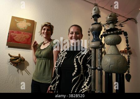 DARRYL BUSH/dbush@modbee.com.Co-owners et artistes, Sandra Veneman, à droite, et Ellen Rohne se tiennent à côté de leur Le pice mural de Veneman appelé ''Changes'' et les sculptures de Rohne appelées ''longues Ladies'' sont exposées à la Chartreuse Muse Gallery & Art School de Modesto le mardi 8 septembre 20 (crédit image : © Modesto Bee/ZUMA Press) Banque D'Images