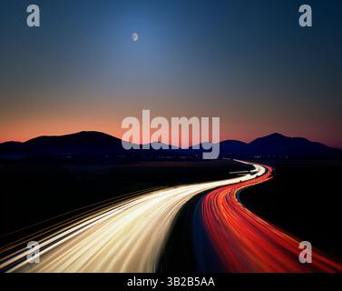 CONCEPT DE VOYAGE : trafic le long des alpes la nuit sur l'A8-Autobahn, Bavière, Allemagne Banque D'Images