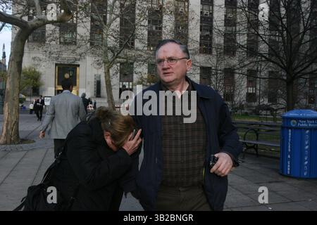 Nov 18, 2009 - Manhattan, New York, États-Unis - le propriétaire de H&H Bagels, HELMER TORO (à droite), est mis en accusation devant le tribunal pénal de Manhattan. Toro a été libéré sur son propre engagement, risque jusqu'à 15 ans de prison s'il est reconnu coupable, et une dette de plus d'un million de dollars en arriérés d'impôts, pénalités et amendes. Toro, le a été inculpé pour grand vol, offrant un faux instrument pour le dépôt et la violation de la loi du travail par manipulation du taux d'imposition de l'assurance chômage. Celle de Toro est la première affaire à être poursuivie pénalement en vertu d'une loi de 2006 visant à endiguer le problème. (Crédit image : © Mariela Lo Banque D'Images
