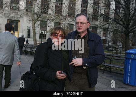 Nov 18, 2009 - Manhattan, New York, États-Unis - le propriétaire de H&H Bagels, HELMER TORO (à droite), est mis en accusation devant le tribunal pénal de Manhattan. Toro a été libéré sur son propre engagement, risque jusqu'à 15 ans de prison s'il est reconnu coupable, et une dette de plus d'un million de dollars en arriérés d'impôts, pénalités et amendes. Toro, le a été inculpé pour grand vol, offrant un faux instrument pour le dépôt et la violation de la loi du travail par manipulation du taux d'imposition de l'assurance chômage. Celle de Toro est la première affaire à être poursuivie pénalement en vertu d'une loi de 2006 visant à endiguer le problème. (Crédit image : © Mariela Lo Banque D'Images