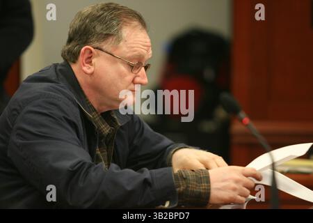 18 novembre 2009 - Manhattan, New York, États-Unis - le propriétaire de bagels H&H, HELMER TORO, lisant son acte d'accusation lors de sa comparution devant le tribunal. Toro a été libéré sur son propre engagement, risque jusqu'à 15 ans de prison s'il est reconnu coupable, et une dette de plus d'un million de dollars en arriérés d'impôts, pénalités et amendes. Toro, le a été inculpé pour grand vol, offrant un faux instrument pour le dépôt et la violation de la loi du travail par manipulation du taux d'imposition de l'assurance chômage. Celle de Toro est la première affaire à être poursuivie pénalement en vertu d'une loi de 2006 visant à endiguer le problème. (Crédit image : © Mariela Lombard/ZUMA Pr Banque D'Images