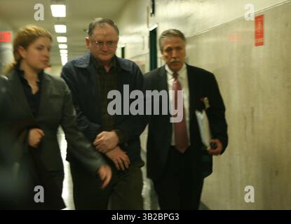 Nov 18, 2009 - Manhattan, New York, États-Unis - le propriétaire de H&H Bagels, HELMER TORO (au centre), est mis en accusation devant le tribunal pénal de Manhattan. Toro, le a été inculpé pour grand vol, offrant un faux instrument pour le dépôt et la violation de la loi du travail par manipulation du taux d'imposition de l'assurance chômage. Celle de Toro est la première affaire à être poursuivie pénalement en vertu d'une loi de 2006 visant à endiguer le problème. (Crédit image : © Mariela Lombard/ZUMA Press) RESTRICTIONS : * New York City Newspapers Rights OUT * Banque D'Images