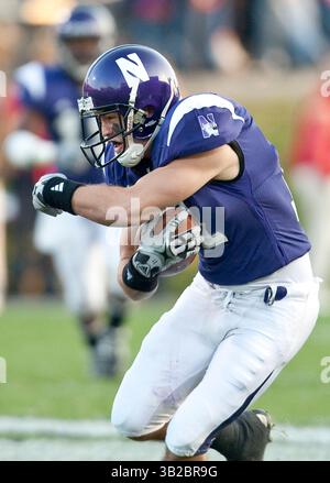 21 novembre 2009- Evanston, il. Ryan Field..Northwestern Wildcats Wide Receiver Jeremy Ebert #11 fait le champ de capture et de tours pour quelques yards supplémentaires..Northwestern Wildcats a gagné sur les Wisconsin Badgers 33-31..Mike McGinnis / CSM (image crédit : © Mike McGinnis/Cal Sport Media/ZUMApress.com) Banque D'Images