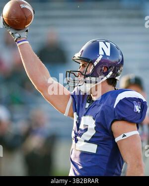 21 novembre 2009- Evanston, il. Ryan Field..le receveur Andrew Brewer #12 des Wildcats du Nord-Ouest marque le premier touchdown Wildcat du match..les Wildcats du Nord-Ouest ont gagné contre les Badgers du Wisconsin 33-31..Mike McGinnis / CSM (crédit image : © Mike McGinnis/Cal Sport Media/ZUMApress.com) Banque D'Images