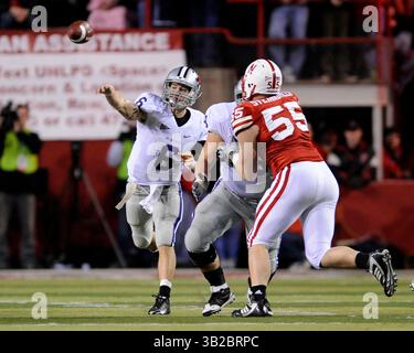21 novembre 2009 : le quarterback Grant Gregory #6 des Wildcats de Kansas State lance la balle sur le terrain face à la pression de l'attaque défensive Baker Steinkuhler #55 des Cornhuskers du Nebraska au troisième quart-temps au Memorial Stadium de Lincoln, Nebraska. (Crédit image : © Peter Aiken/Cal Sport Media/ZUMApress.com) Banque D'Images