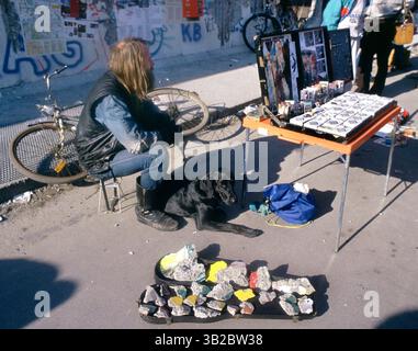 05 février 1990 - Berlin, Allemagne - Un homme vend des souvenirs du mur de Berlin, devant le Reichstag, à Berlin, Allemagne. Une section du mur de Berlin-Ouest a été démolie permettant aux gens de se promener dans Berlin-est. (Crédit image : © Deirdre Hamill/ZUMA Press) Banque D'Images