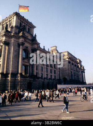 Feb 05, 1990 - Berlin, Allemagne - les gens marchent autour de 'No man's Land' la division entre le mur de Berlin côté est et le mur côté Ouest, devant le Reichstag, en février 1990. Avant le 9 novembre 1989, un serait tué dans cette zone. (Crédit image : © Deirdre Hamill/ZUMA Press) Banque D'Images
