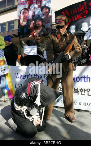 18 novembre 2009 - Séoul, Corée du Sud - Un manifestant sud-coréen vêtu d'un uniforme militaire nord-coréen participe à un rassemblement contre les violations des droits humains par la Corée du Nord, en prévision de la visite prévue du président Obama, près de l'ambassade des États-Unis à Séoul, en Corée du Sud. (Crédit image : © Dong-min Jang/ZUMA Press) Banque D'Images