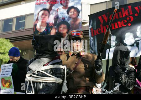 18 novembre 2009 - Séoul, Corée du Sud - Un manifestant sud-coréen vêtu d'un uniforme militaire nord-coréen participe à un rassemblement contre les violations des droits humains par la Corée du Nord, en prévision de la visite prévue du président Obama, près de l'ambassade des États-Unis à Séoul, en Corée du Sud. (Crédit image : © Dong-min Jang/ZUMA Press) Banque D'Images