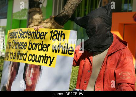 18 novembre 2009 - Séoul, Corée du Sud - Un ancien transfuge nord-coréen portant un masque noir participe à un rassemblement contre les violations des droits humains par la Corée du Nord, en prévision de la visite prévue du président Obama, près de l'ambassade des États-Unis à Séoul, en Corée du Sud. (Crédit image : © Dong-min Jang/ZUMA Press) Banque D'Images