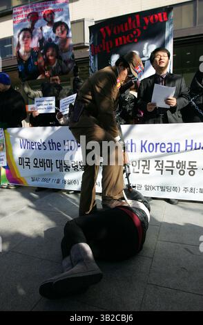 18 novembre 2009 - Séoul, Corée du Sud - Un manifestant sud-coréen vêtu d'un uniforme militaire nord-coréen participe à un rassemblement contre les violations des droits humains par la Corée du Nord, en prévision de la visite prévue du président Obama, près de l'ambassade des États-Unis à Séoul, en Corée du Sud. (Crédit image : © Dong-min Jang/ZUMA Press) Banque D'Images